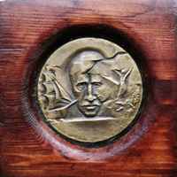 Настольная Медаль Грина работы Эдуарда Хандюкова, аверс. Латунь, деревянная оправа. 2024г