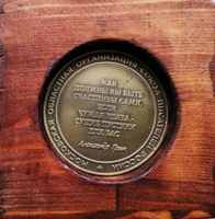 Медаль Грина работы Эдуарда Хандюкова, реверс. Латунь, деревянная оправа. 2024г