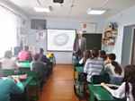 Экс-директор школы, член Союза писателей России Владимир Лях на встрече со школьниками