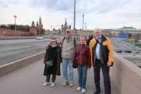 Прогулка по Москве. Фото на фоне Кремля и Покровского собора. 13.04.2024г