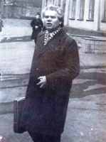 Валентин Яковлевич Песоцкий во дворе Горловской школы №35 в пору работы директором этой школы
