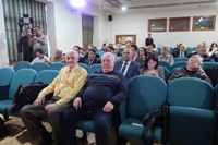 Эдуард Хандюков и поэт Владимир Кучерь в зале, где проходила презентация. 6.04.2024г