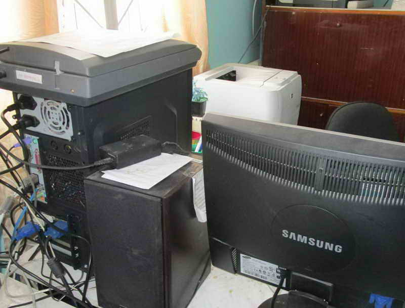 Компьютер, собранный в новом корпусе из компонентов, бывших в употреблении и новых на рабочем месте. Тыльная сторона