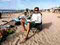 Анапа, октябрь 2020г. Центральный пляж.  Павел Лях читает книгу индийской писательницы Раундати Рой
