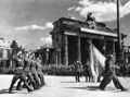 Советские войска проходят парадом в поверженном Берлине, май 1945 года