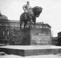 Первый памятник Александру III 1909 года. Новая надпись с четверостишием Демьяна Бедного.
