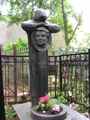 Памятник актрисе Зое Фёдоровой на Ваганьковском кладбище в Москве работы Эдуарда Валентиновича Хандюкова