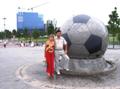 У знаменитого мяча перед Донбасс-Ареной. г. Донецк