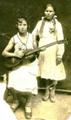 Паня Хандюкова и двоюродная сестра Клавдия (стоит)