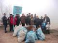 Участники уборки территории будущего пляжа, организованной "Возрождением"