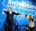 Виктор Янукович тоже не прочь сплясать с артистами