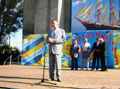 Герой Украины, кандидат в народные депутаты А.Н. Рыженков выступает перед жителями поселка Седово