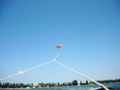Так летящий парашют выглядит с буксирующей лодки