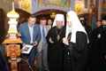 А.Н. Рыженков (второй слева) передает в дар патриарху Всея Руси Кириллу сувенирную настольную звонницу