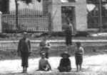 Ученики церковно-приходской школы при церкви Петра и Павла на перемене. 1921 год