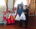  Т.В. Лях  вручила сладкие подарки от школьников из поселка Седово