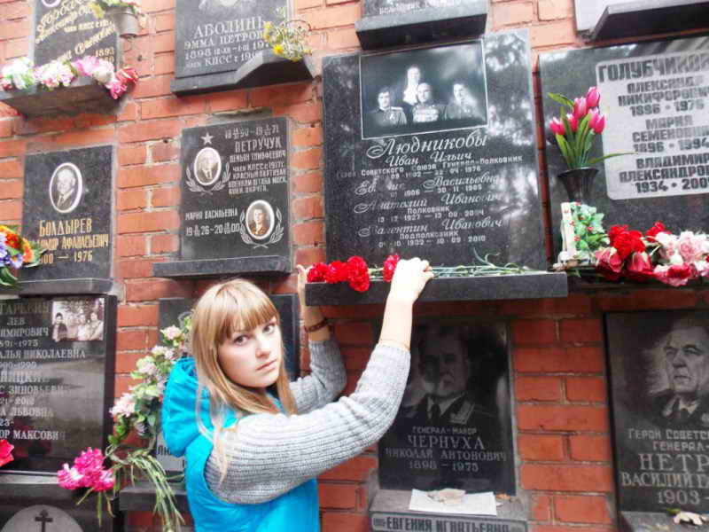 Ученики Седовской школы, участники VI  Международного форума пушкинских школ посетили Новодевичье кладбище и возложили цветв к месту захоронения И.И. Людникова