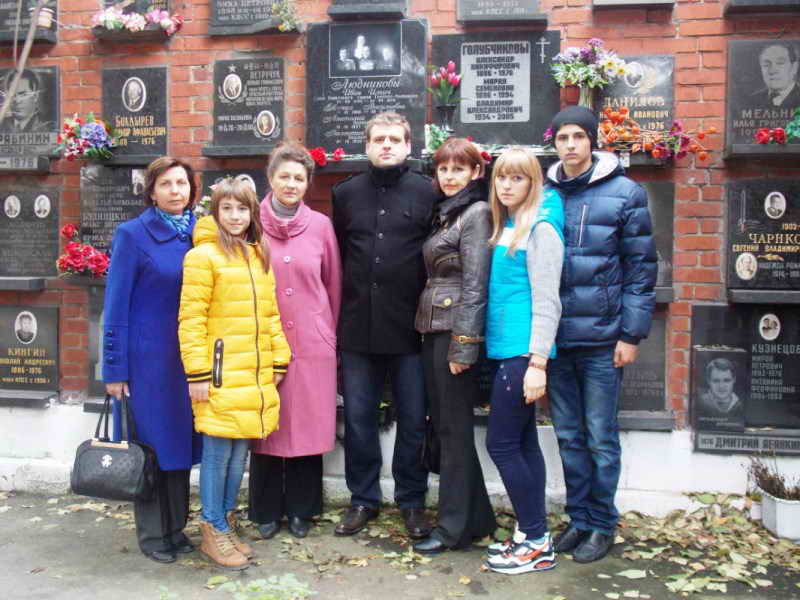 Ученики Седовской школы, участники VI  Международного форума пушкинских школ посетили Новодевичье кладбище и возложили цветв к месту захоронения И.И. Людникова