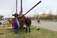 Поморский карбас. Экспозиция на Ломоновском проспекте в Москве. Алла, Павел, Максим и Владимир Лях. 13.10.2024г