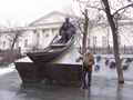 У памятника Шолохову на Гоголевском бульваре в Москве. Декабрь 2013г